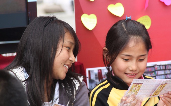 光爱学校的希望祝贺郑丹丹和次拉姆考进大学